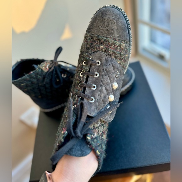 CHANEL Tweed Suede Calfskin Pearl Boots with Chain Accent, Blue/Green, size 9 - Picture 9 of 16
